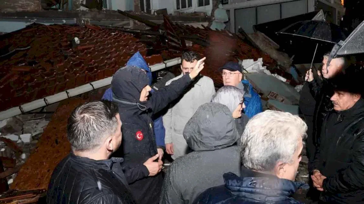 6,1’lik deprem sonrasında Bakan Yerlikaya sahada