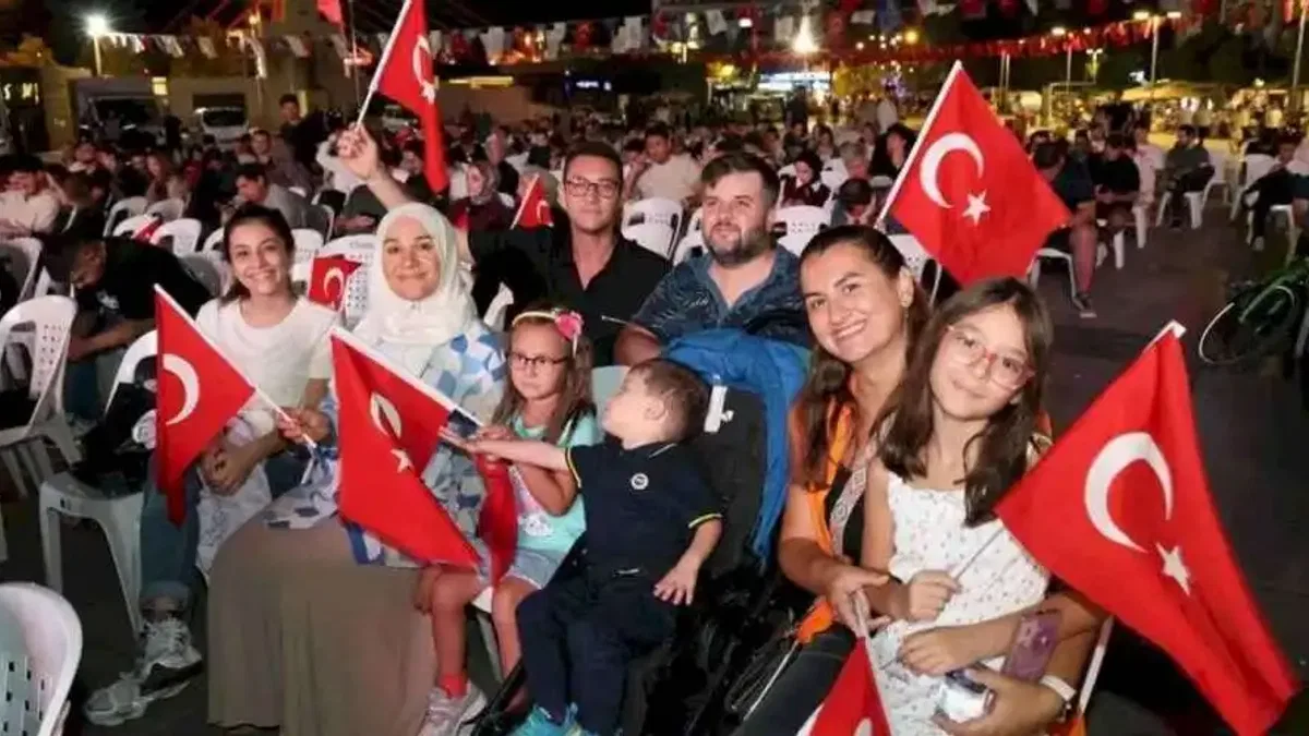 Kocaelililer, mili coşkuyu dev ekranda yaşadı