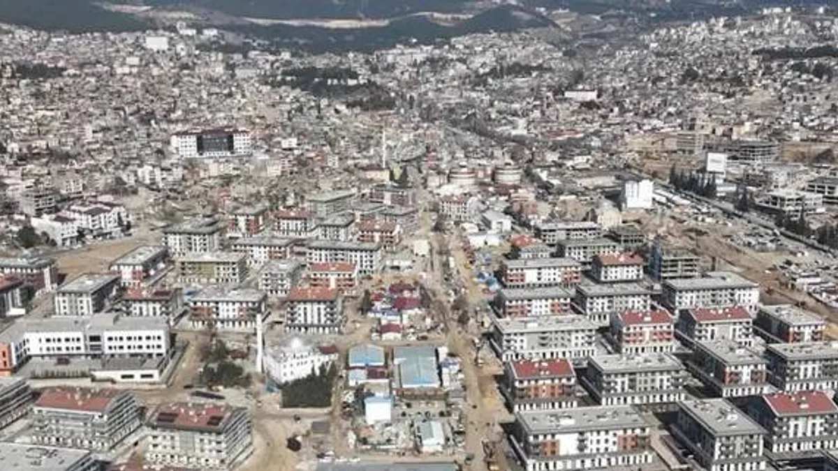Ağır yıkıma uğrayan şehir yeniden ihya ediliyor... Kahramanmaraş'ta 4 bin işçi aralıksız çalışıyor