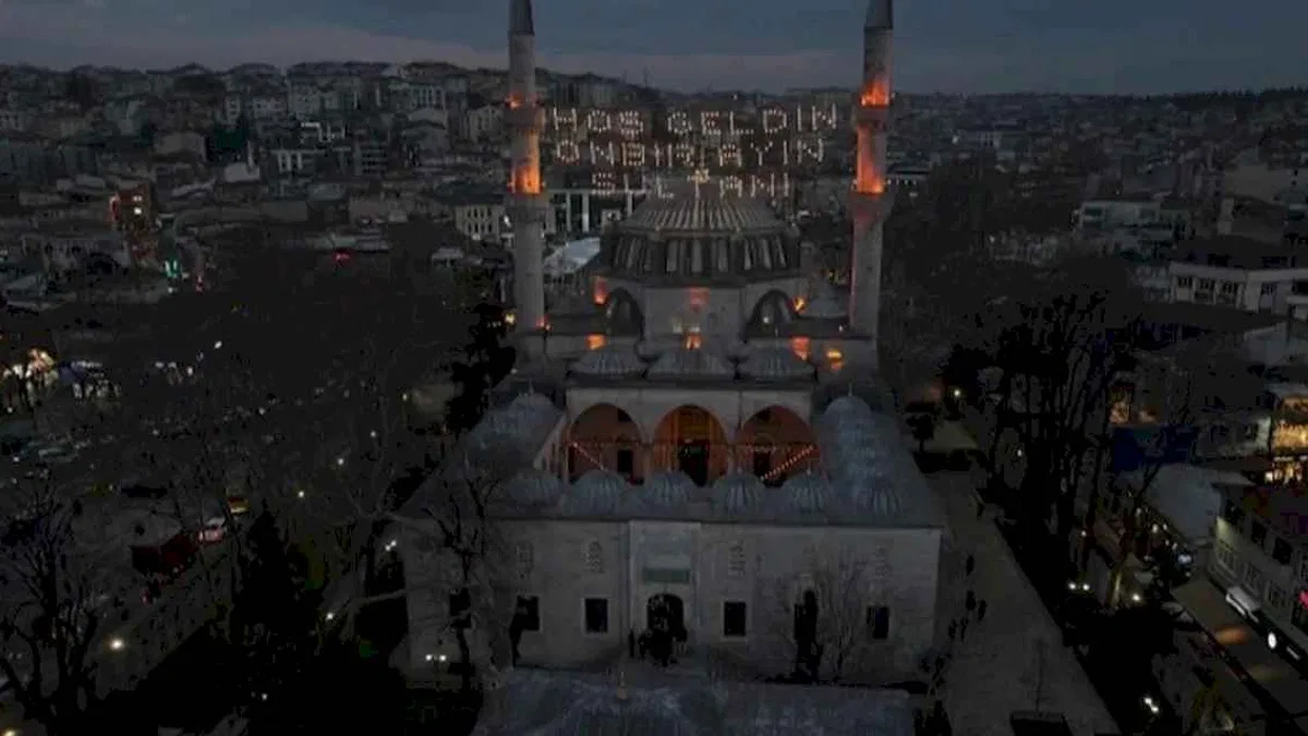 İstanbul Üsküdar'da çifte ezan geleneği sürüyor