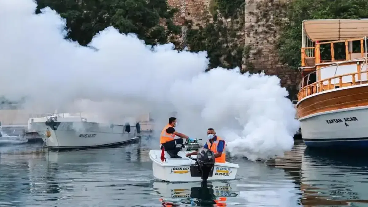 Antalya’da sahil bandında vektörle mücadele