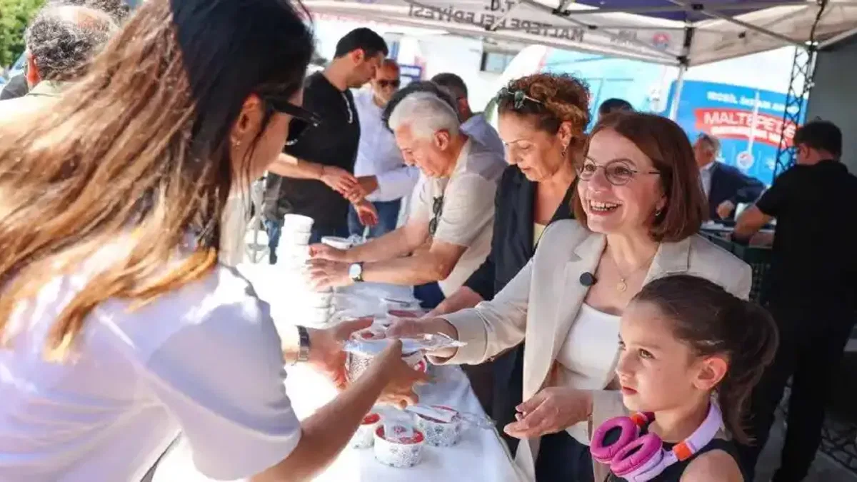 İstanbul Maltepe'de binlerce kişiye aşure dağıtıldı