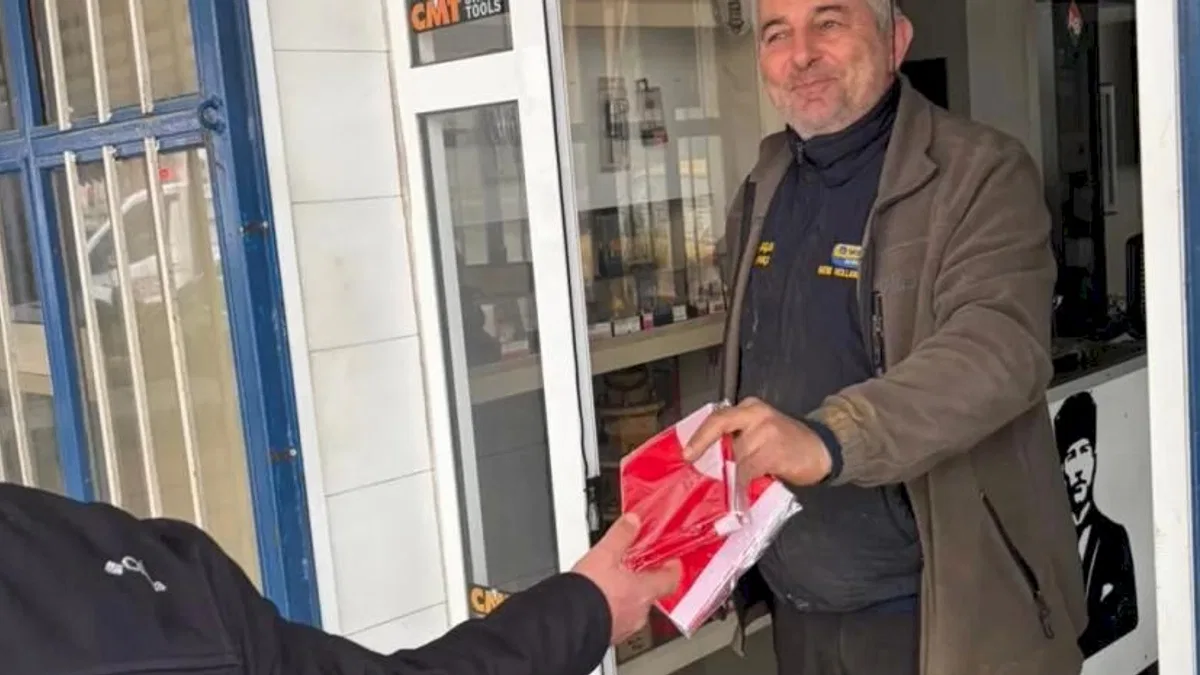 Muğla dağıttığı Türk bayraklarıyla dayanışma mesajı verdi