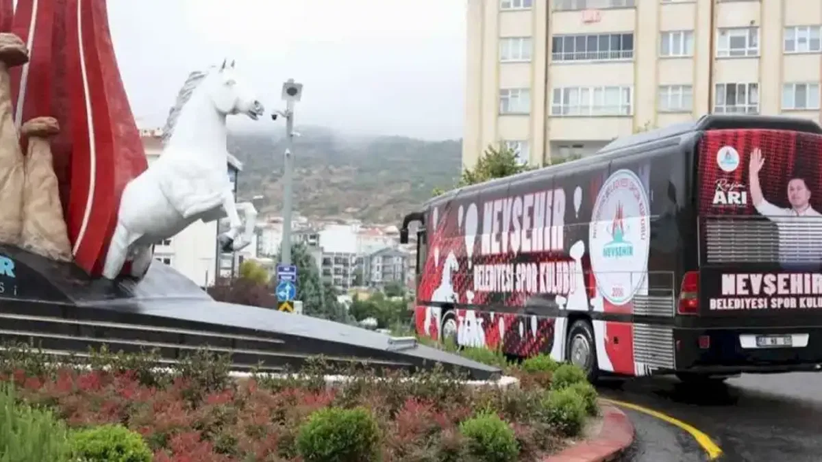 Başkan Rasim Arı, Nevşehir Belediyesi SK otobüsünü kullandı