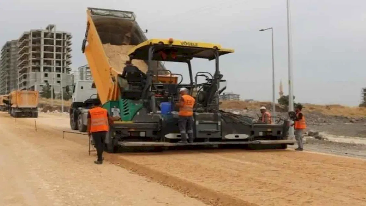 Şanlıurfa Mehmetçik Mahallesinde yeni açılan yolda asfalt hazırlığı yapılıyor