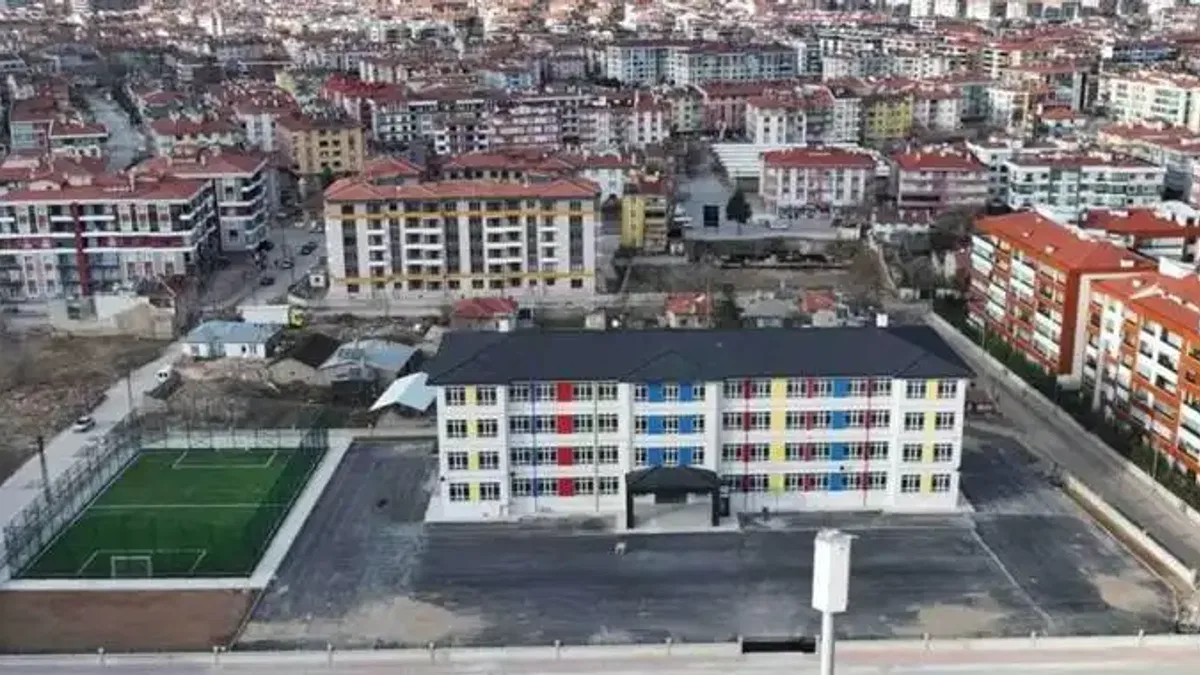 Konya Karatay'da 8 okul FIFA standardında sahalara kavuşuyor