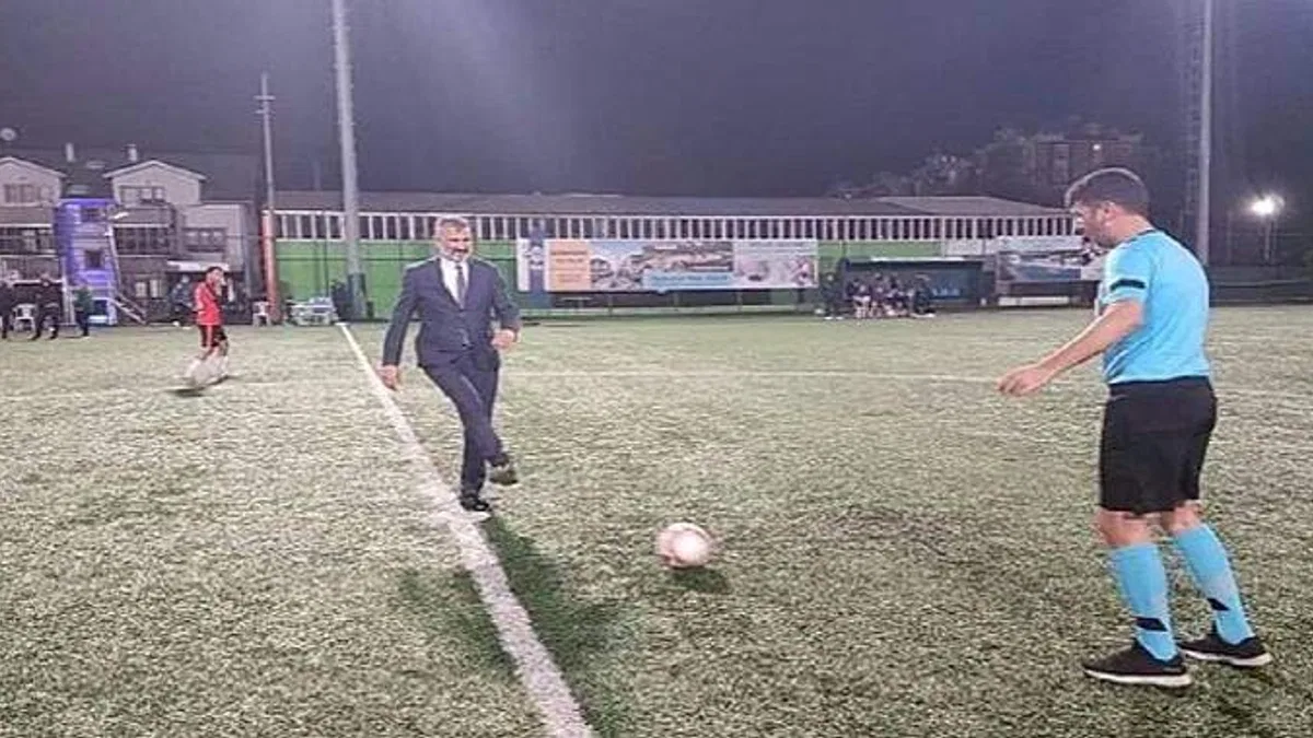 Gölcük Belediyesi'nin futbol tutkunlarını bir araya getirdiği, centilmenlik anlayışıyla maçların gerçekleşeceği 22. Geleneksel Futbol Turnuvası başladı
