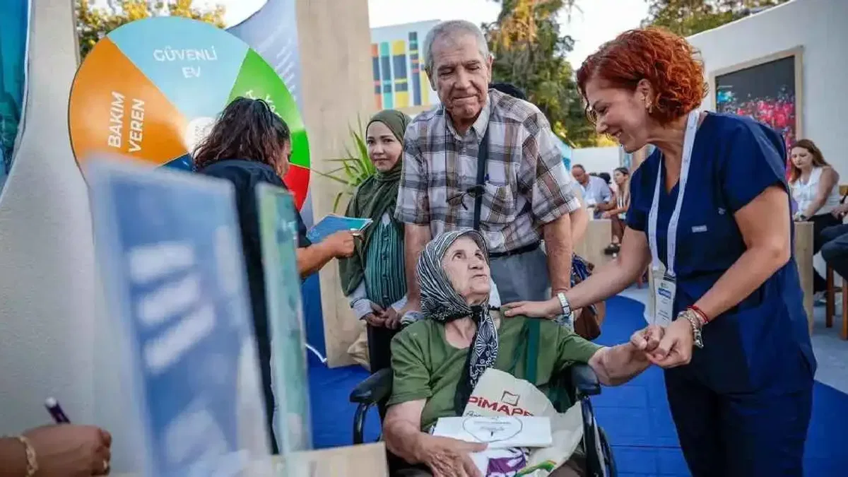 İzmir'de Belediye Sokağı’nın sağlık duraklarına ilgi yoğun