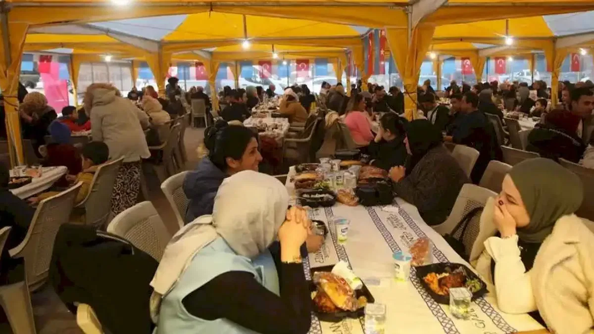 Gaziantep'te dört noktada sıcak yemek ikramı