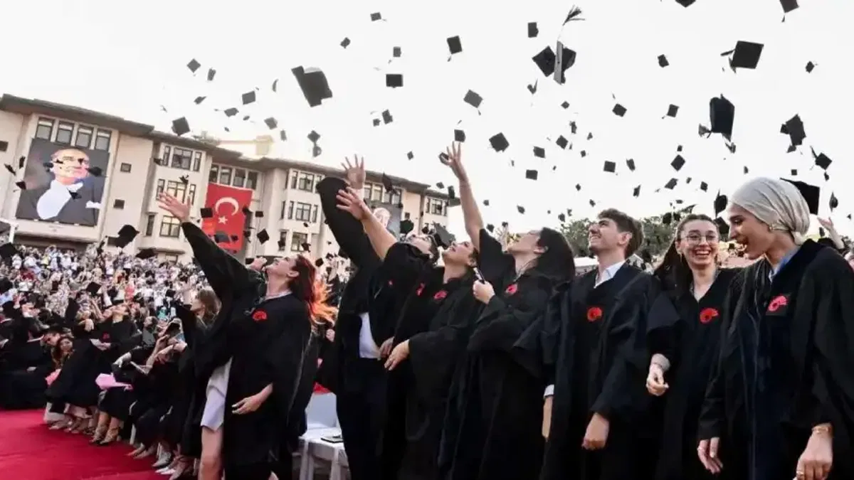 Koç Üniversitesi'nde 32’inci dönem mezuniyet sevinci