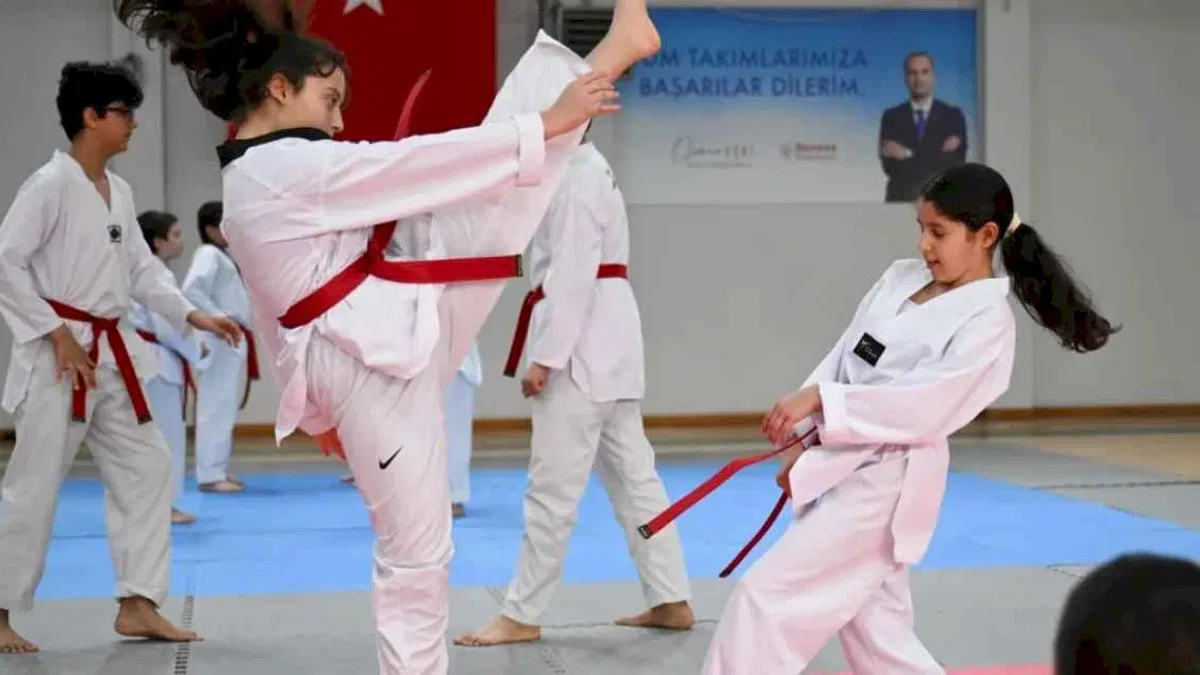 İzmir Bornova’da taekwondocuların kuşak heyecanı
