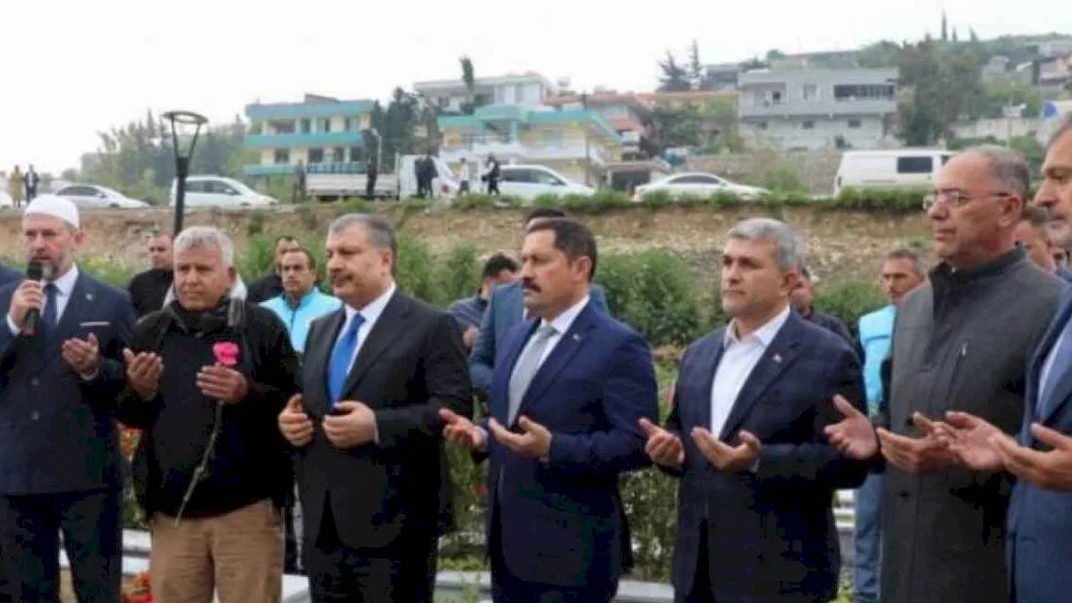 Bakan Koca Ve Başkan Öntürk deprem şehitliğini ziyaret etti