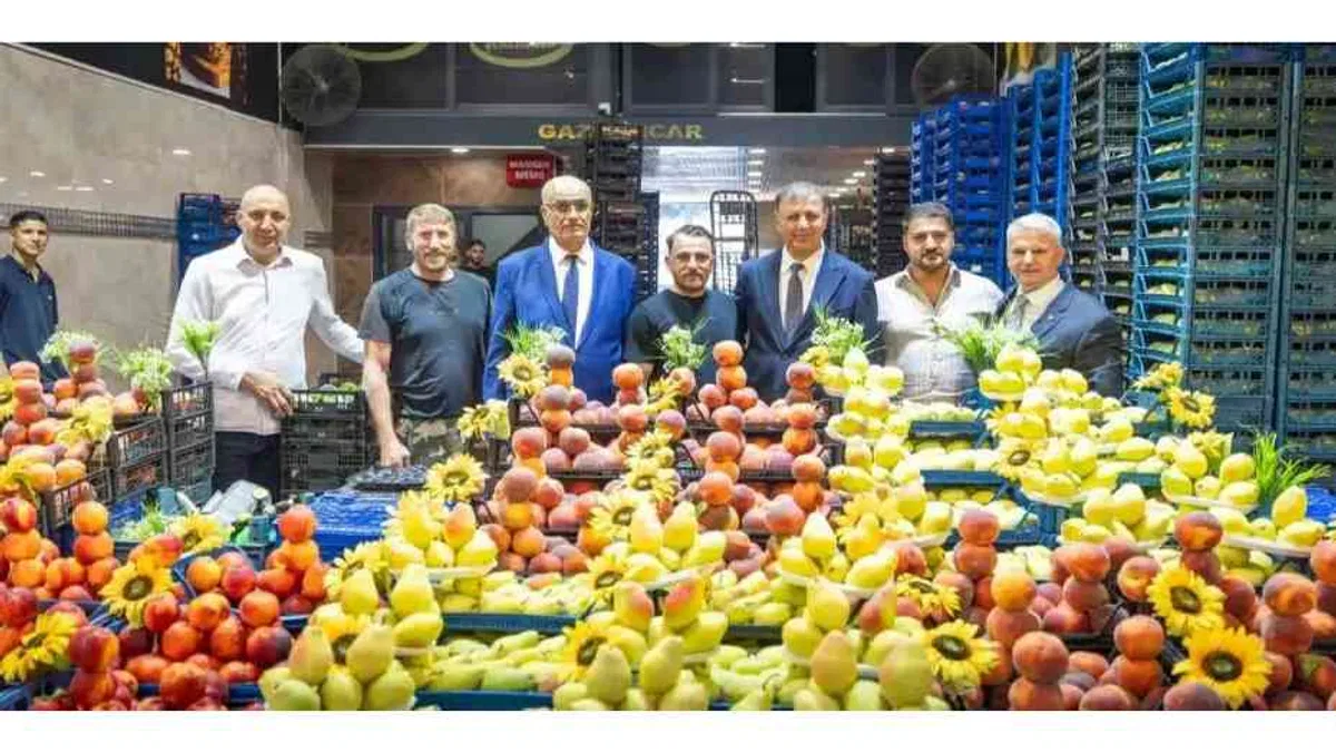 Başkan Tugay İzmir’in hal esnafıyla buluştu