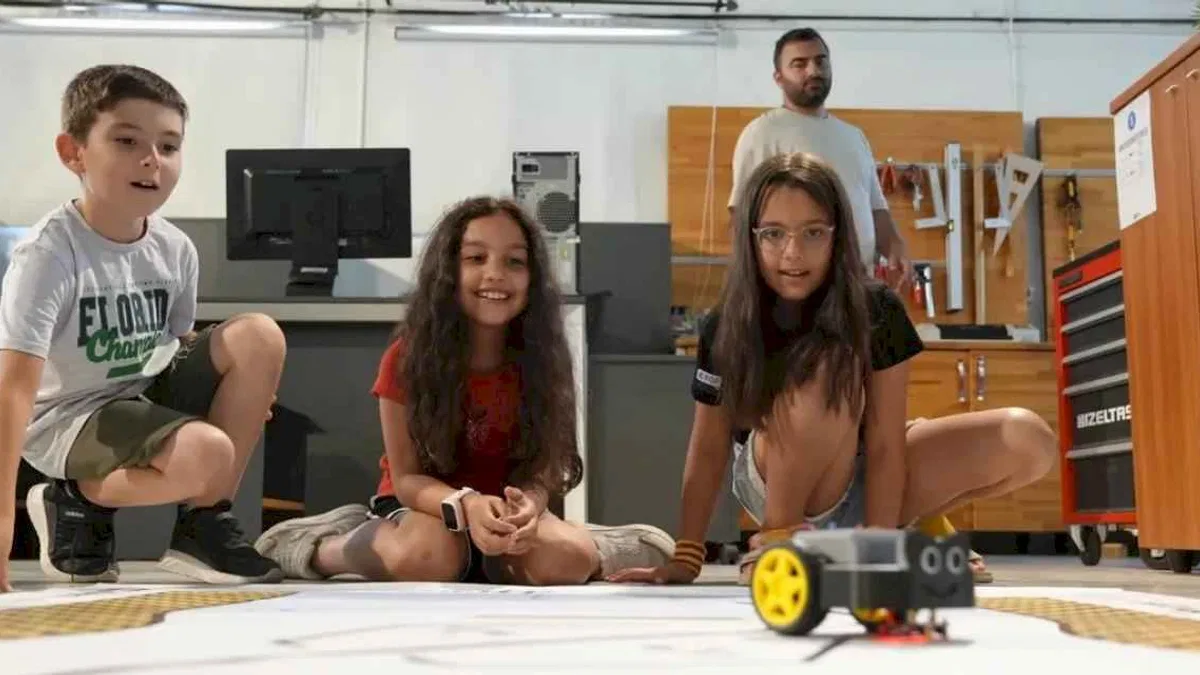 İzmirli çocuklar robotik dünyayla tanıştı