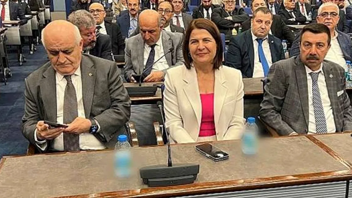 İzmir Ticaret Odası meclis üyeliğine veda eden Foça Belediye Başkanı Saniye Bora Fıçı, nazar boncuğu ile uğurlandı