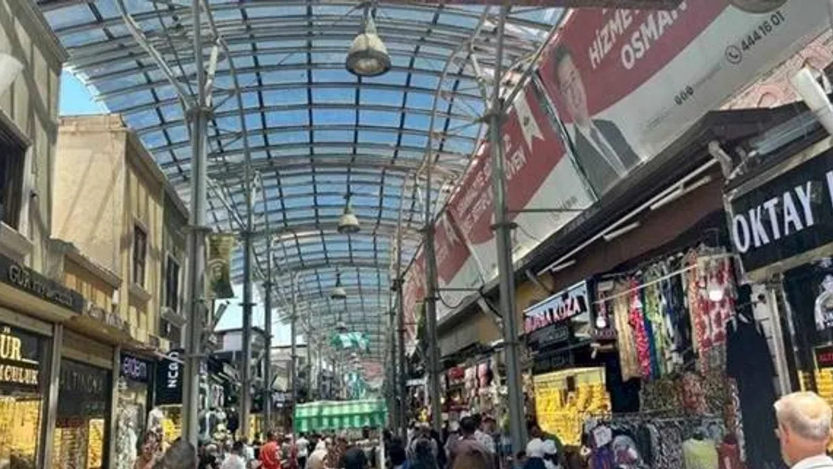 Bursalılar haftanın ilk günü çarşıya akın etti