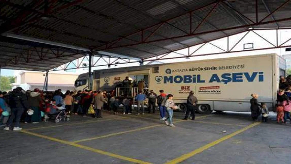 Antalya Büyükşehir'den Kepez'de sıcak yemek