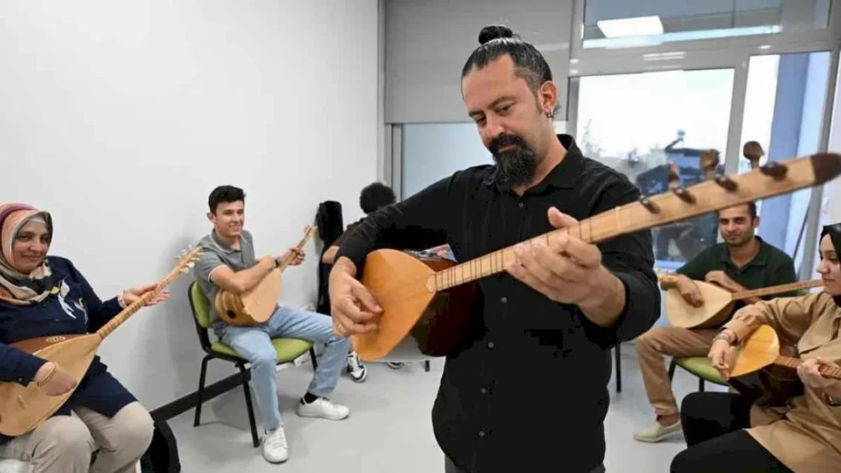Mersin'de ücretsiz enstrüman kurslarına yoğun ilgi