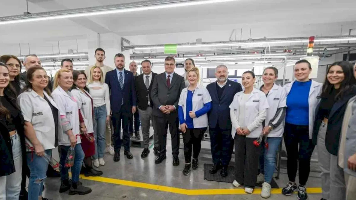 Başkan Tugay emekçi kadınlarla buluştu