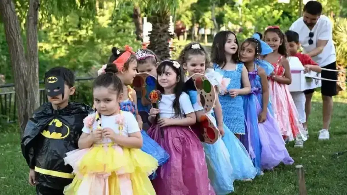 Manisa'da atıklar minik ellerde sanata dönüştü