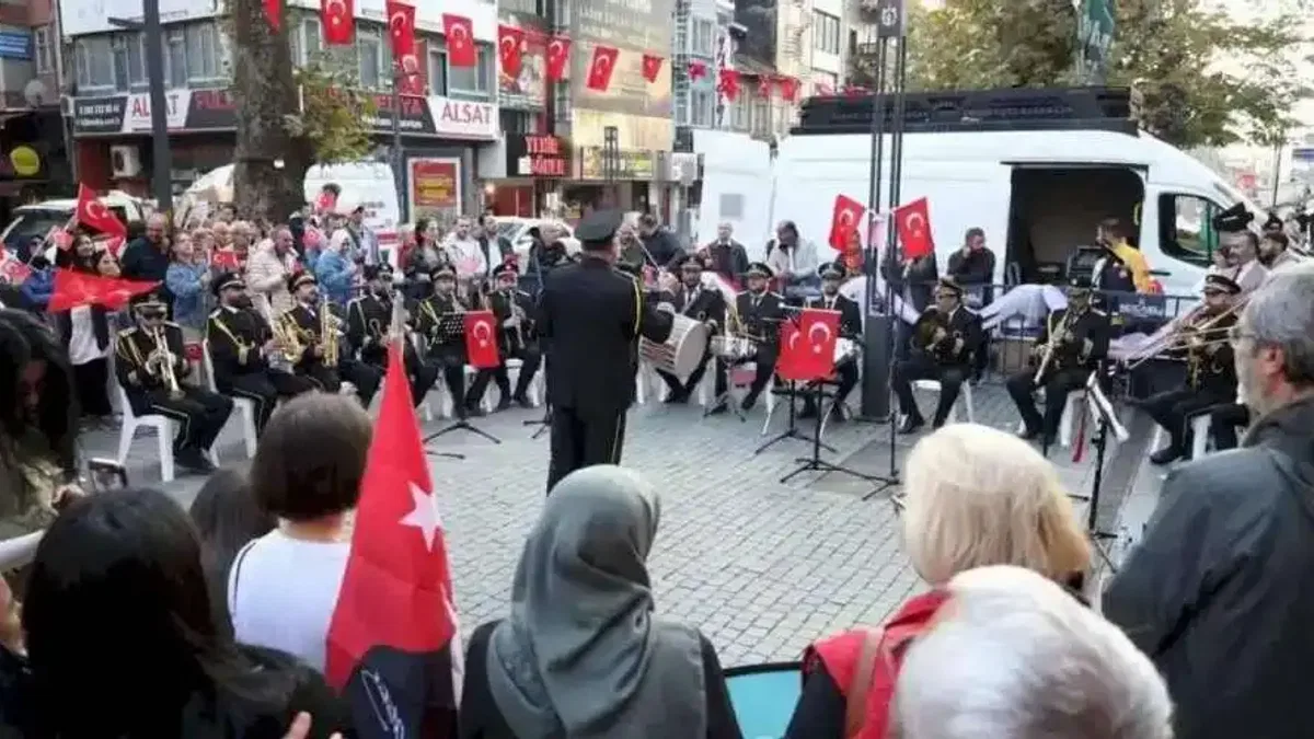 Cumhuriyet Bulvarı Ata’nın sevdiği şarkılarla çınladı