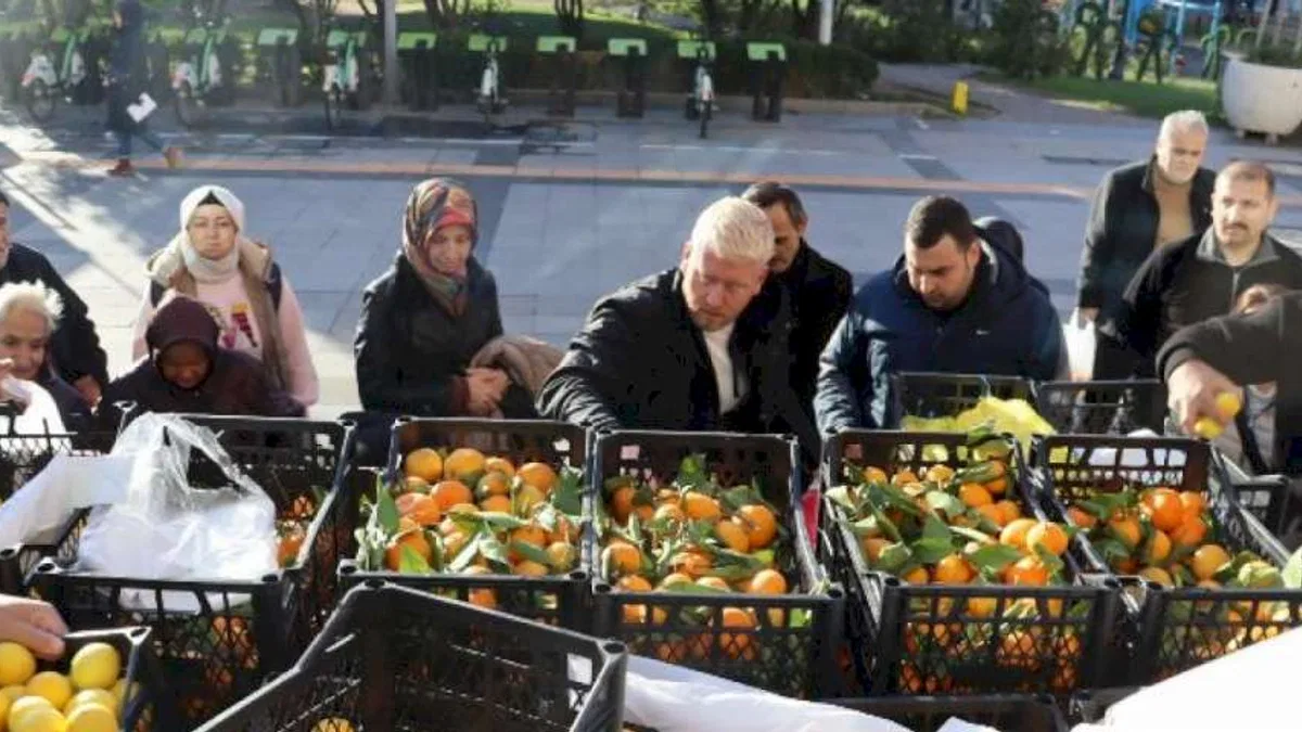 Mersin'in meyveleri İzmitlilere dağıtıldı