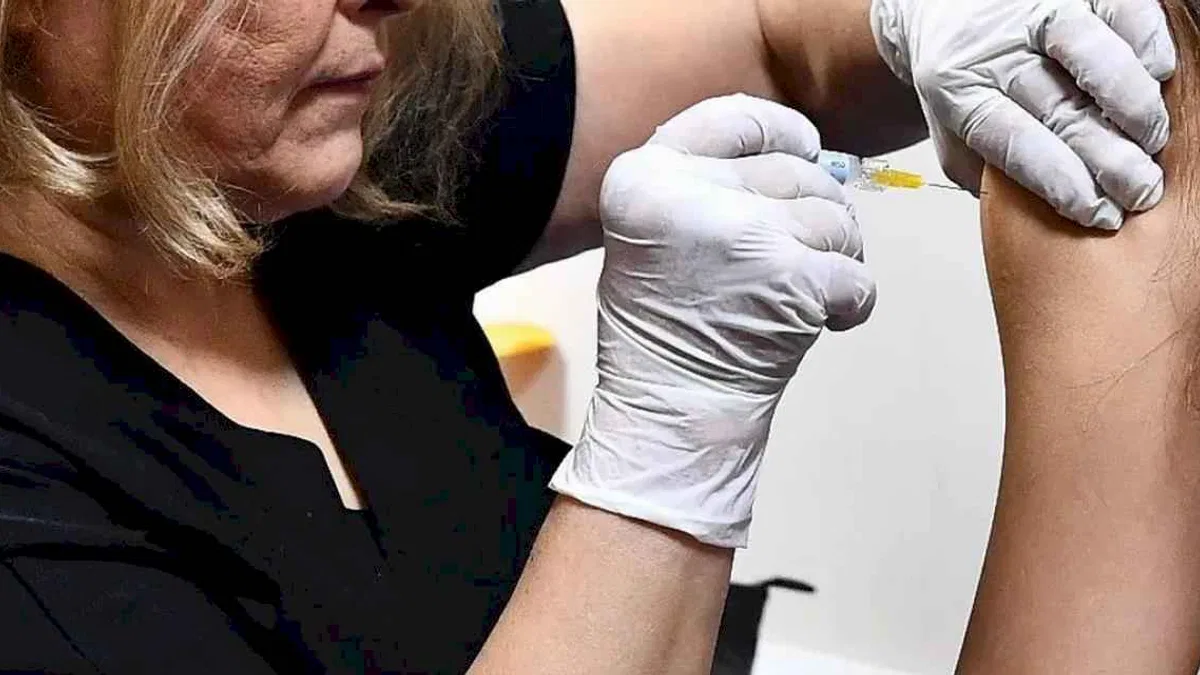 İzmir Büyükşehir HPV aşısı uygulamasını başlattı... Kadınlar ilk dozları yaptırdı