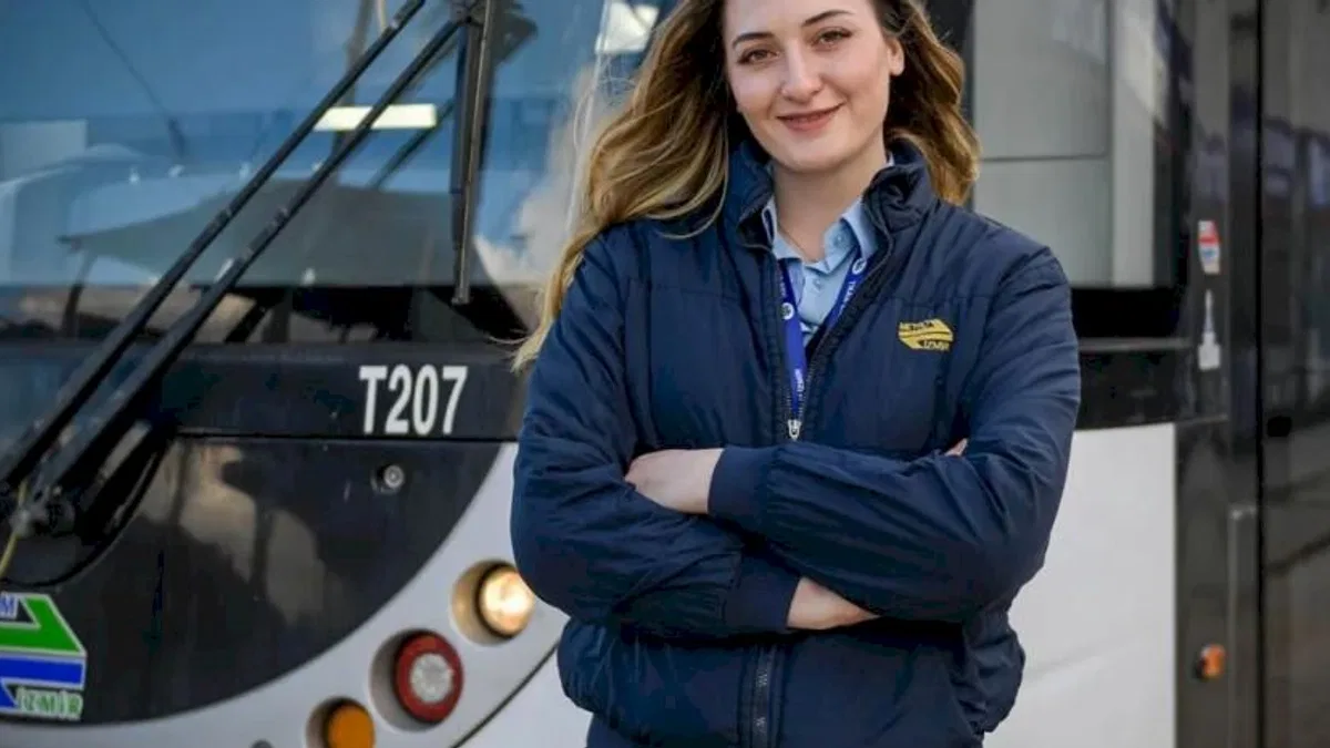 İzmir’de tramvay koltuğunda bir kadın... Raylarda kadın gücü