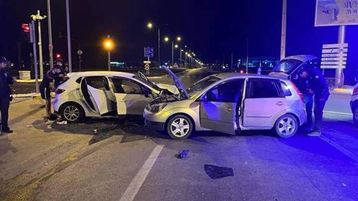 Sivas'ta iki otomobilin çarpışması sonucu 1 kişi öldü, 6 kişi yaralandı