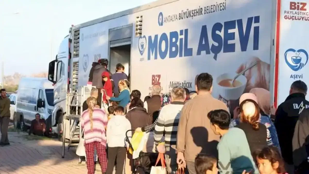 Antalya'da 'Mobil Aşevi' mahalle mahalle dolaşıyor