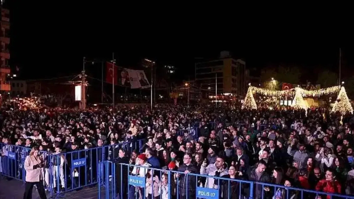Antalyalılar yeni yıl coşkusunu Cumhuriyet Meydanı'nda yaşadı