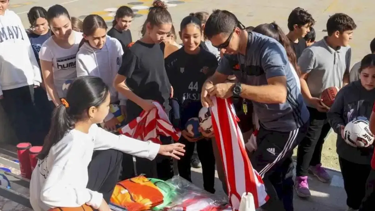 Antalya'da 19 ilçeye spor malzemesi desteği