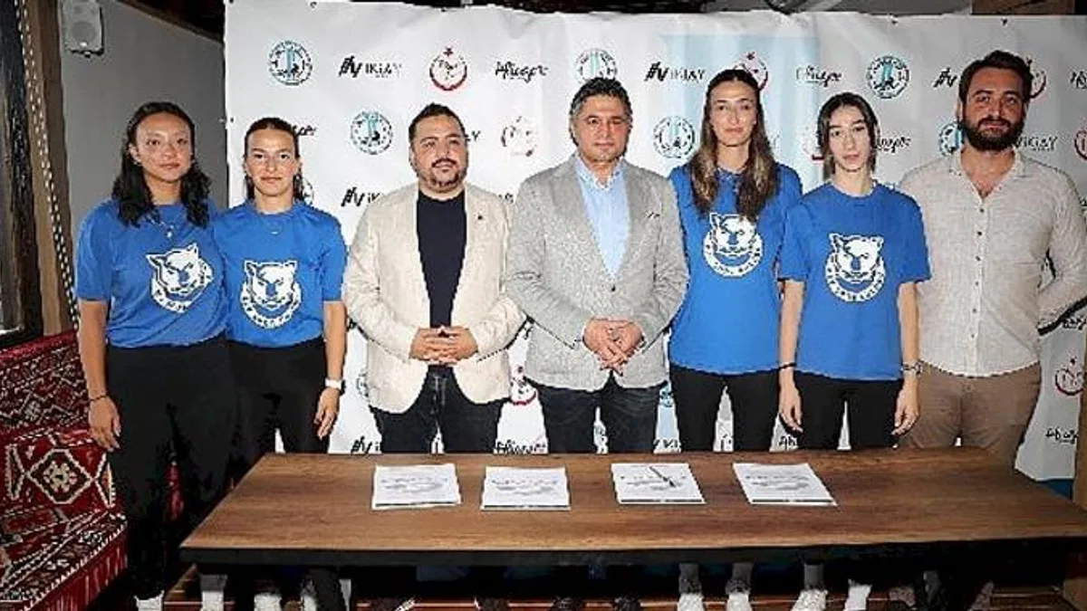 Başkan Serkan Acar, Aliağa'nın Profesyonel Kadın Voleybolcularıyla Bir Araya Geldi