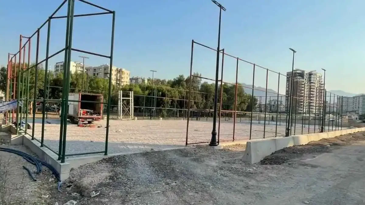 İzmir Büyükşehir’den gençlere beş yeni halı saha