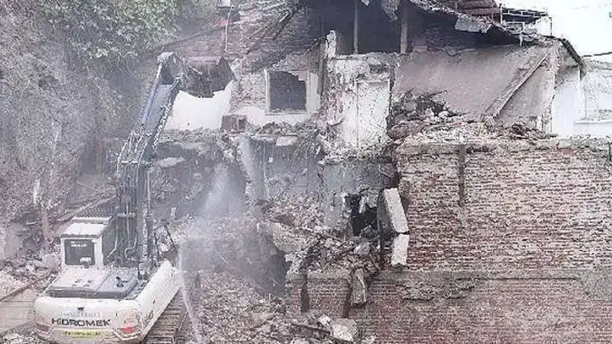 Tarihi bölgedeki riskli binalar yıkılıyor