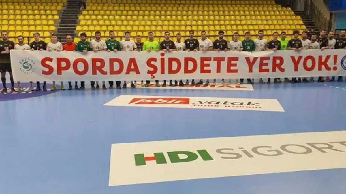 Erkek hentbolunda maçlar 10 dakika geç başladı