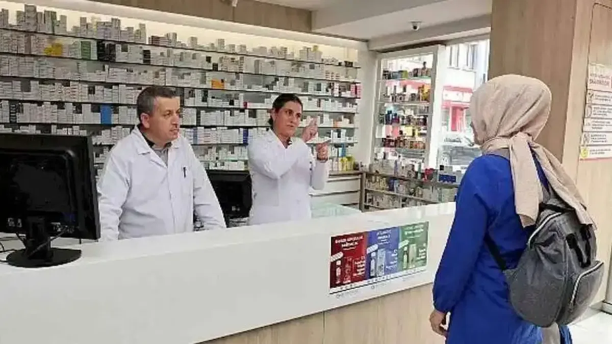 Eczane Teknisyenleri KOMEK'te Aldıkları Eğitim Sayesinde İşitme Engellilerle Daha Rahat İletişim Kuruyor