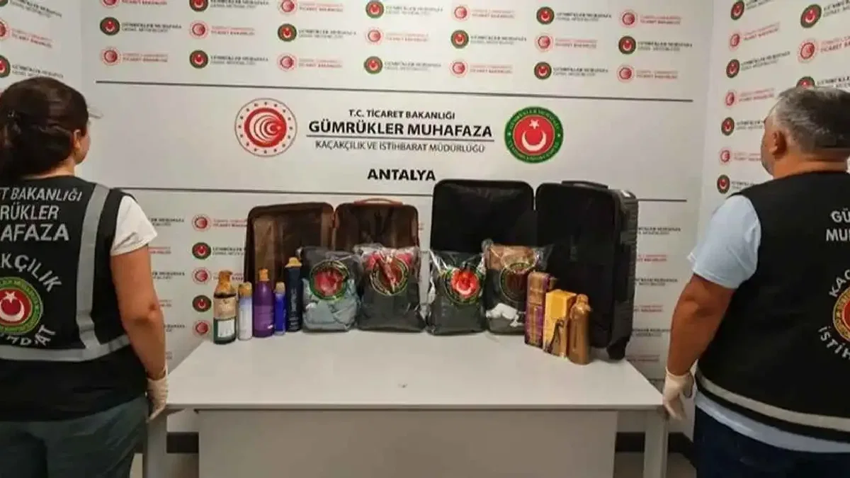 Antalya Havalimanı’nda 18,9 kilo likit metamfetamin ele geçirildi