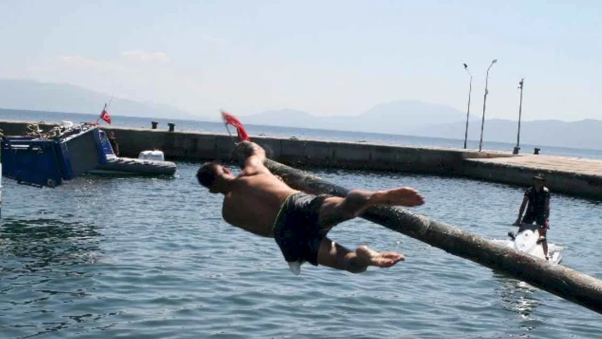 Kabotajın coşkusu... Mudanya'da yağlı direkte bayrak için yarıştılar