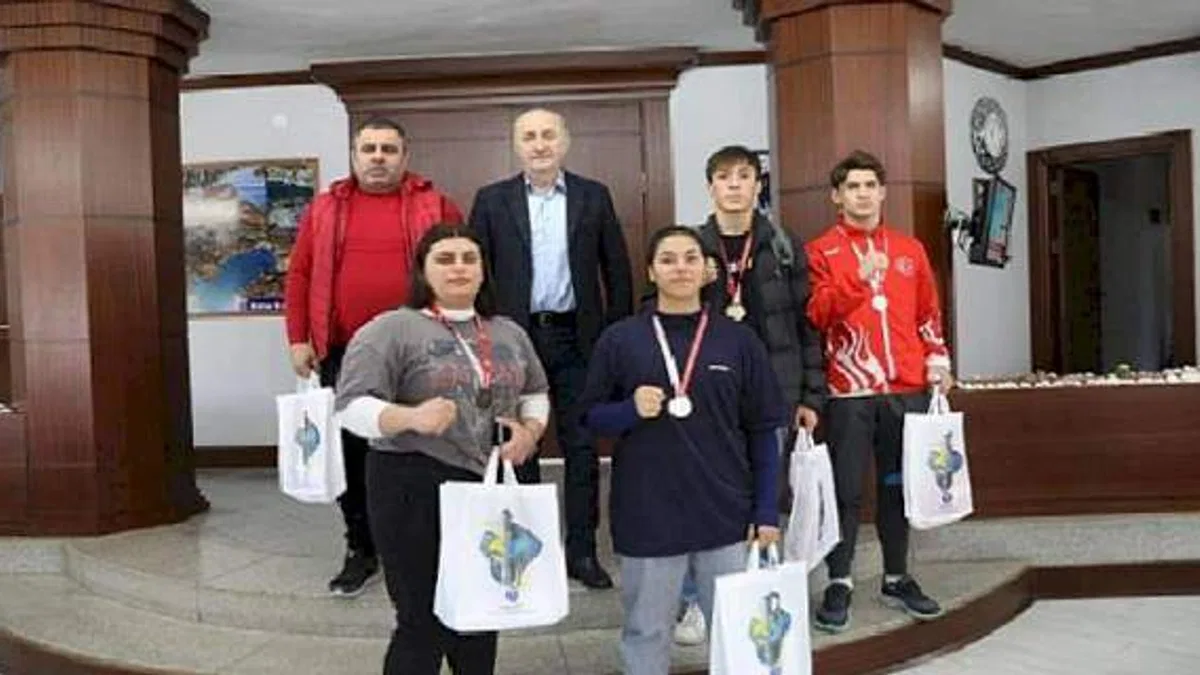 Şampiyon Boksörlerden Başkan Atabay'a Ziyaret