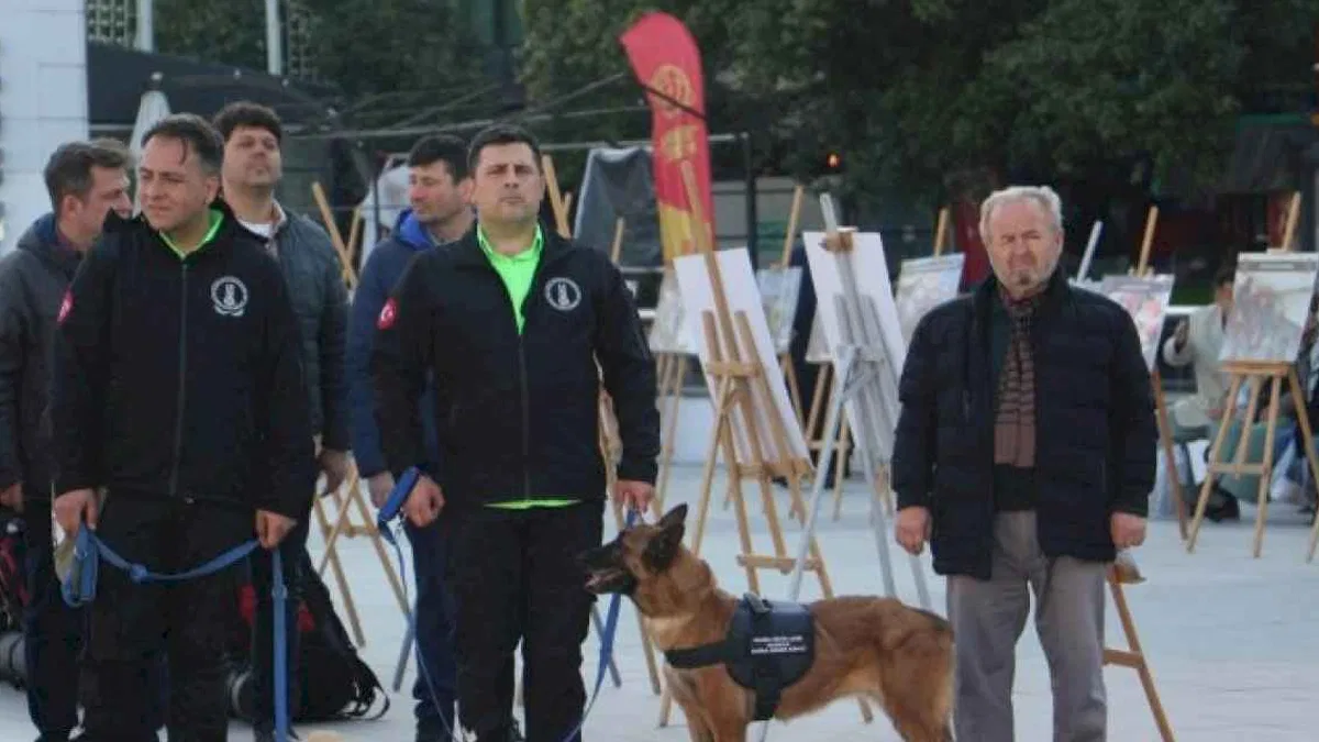 Manisa'da depremde kaybedilen vatandaşlar anıldı