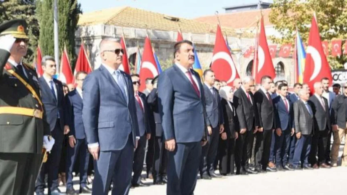 Malatya'da 29 Ekim coşkusu çelenkle başladı