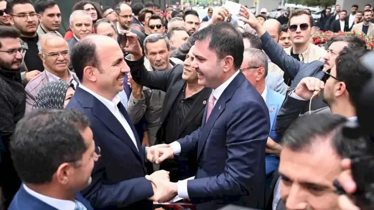 Bakan Kurum Konya Türbeönü'nde kucaklaştı