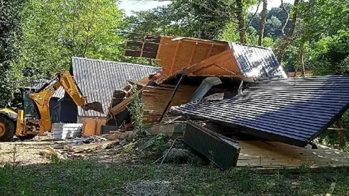 Kartepe'de Kaçak bungalov yapılar yıkıldı