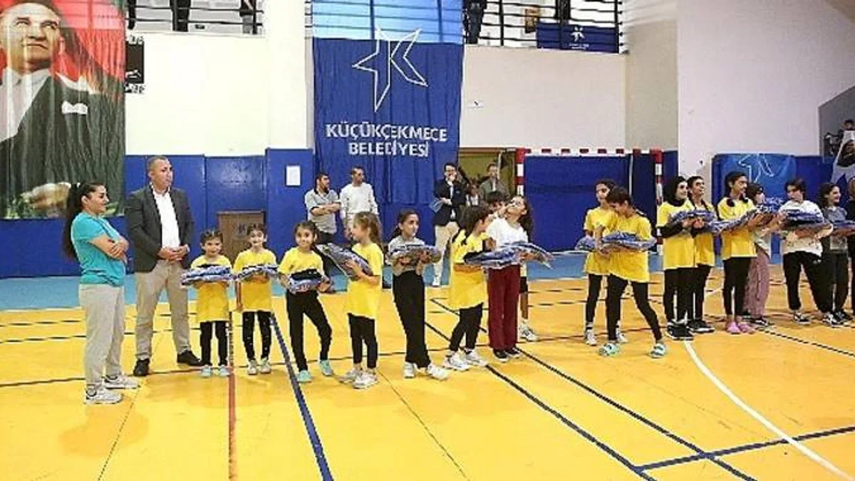 Küçükçekmece'de 3 Bin 600 Öğrenciye Spor Malzemesi Dağıtıldı