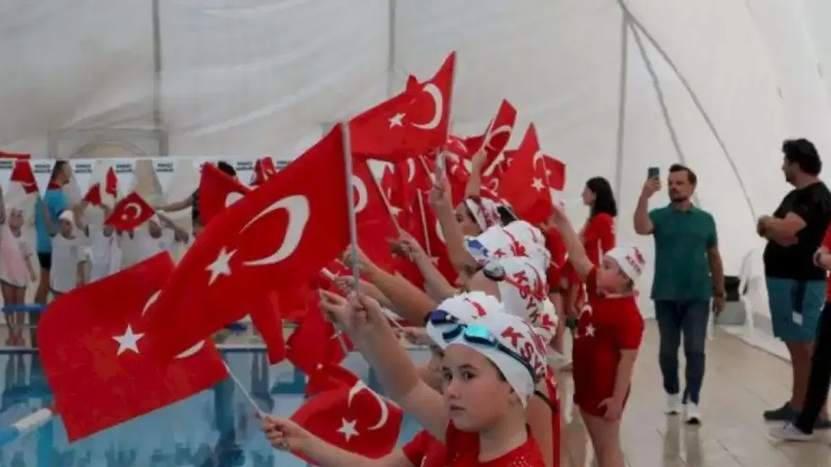 İzmit'te minik yüzücüler kulaçları 100. Yıl için attı