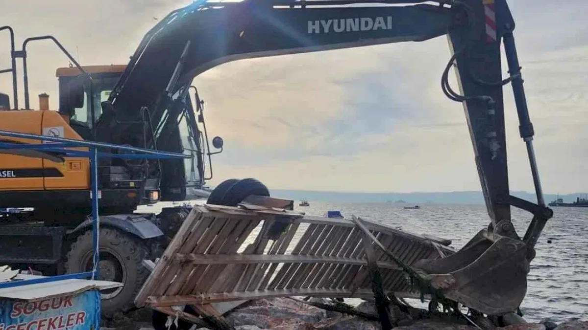 İzmir Karşıyaka’daki kaçak iskeleler yıkılıyor