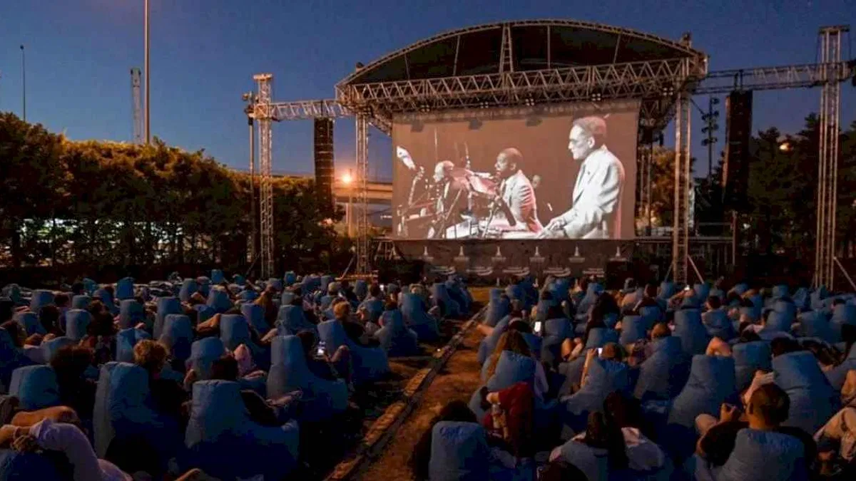 İzmir'de açık havada sinema keyfi başladı