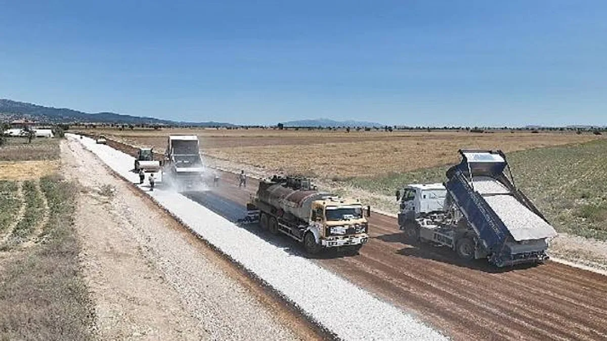 Korkuteli Akyar grup yolu asfaltlanıyor