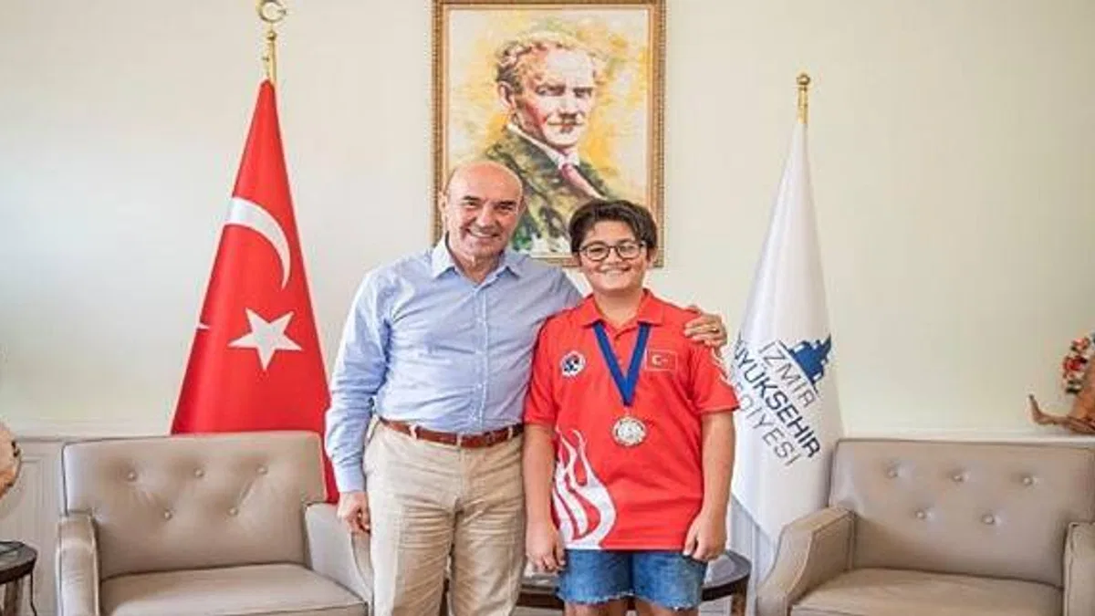İzmirli satranç şampiyonu Başkan Soyer'i ziyaret etti